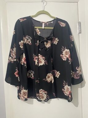 Xhilaration Black Floral Lace-Up V-Neck Tunic Size X Excellent condition